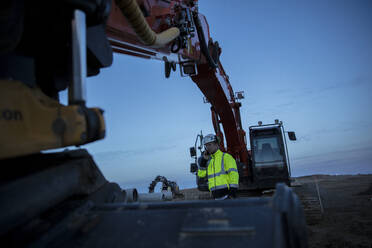 Arbeiter vor einem Bagger - JOHF04961