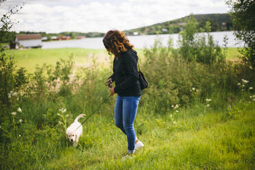 Frau geht mit Hund spazieren - JOHF04977