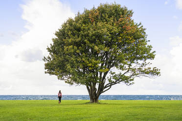 Frau am Baum stehend - JOHF04991