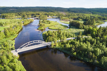 Luftaufnahme einer Brücke über den Fluss - JOHF05016