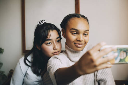 Teenager-Mädchen machen Selfie mit Smartphone zu Hause - MASF15460