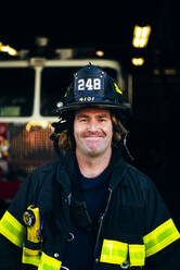 Porträt eines selbstbewussten Feuerwehrmanns, New York, Vereinigte Staaten - OCMF00945
