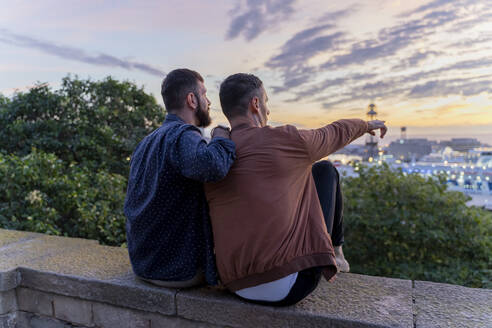 Schwules Paar auf Aussichtspunkt über der Stadt mit Blick auf den Hafen, Barcelona, Spanien - AFVF04418