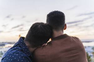 Rückansicht eines schwulen Paares auf einem Aussichtspunkt über der Stadt, Barcelona, Spanien - AFVF04426