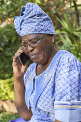 Ältere Frau am Telefon im Freien - VEGF01091