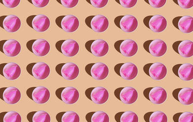 3D-Illustration, Reihe von rosa Menstruationstasse in einer Keramikschale auf Creme Farbe Hintergrund - GEMF03337