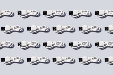 3D-Illustration, weiße USB-Kabel in einer Reihe auf grauem Hintergrund - GEMF03347