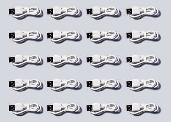 3D-Illustration, weiße USB-Kabel in einer Reihe auf grauem Hintergrund - GEMF03348