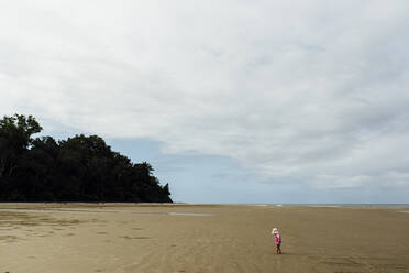 Hohe Winkel Ansicht von Mädchen am Strand gegen bewölkten Himmel stehen - CAVF70760