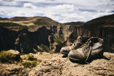 Alte Wanderschuhe auf einem Hügel bei den Maletsunyane-Wasserfällen, Lesotho - VEGF01173