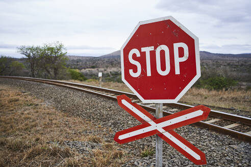 Stoppschild an einer Eisenbahnstrecke, KwaZulu-Natal, Südafrika - VEGF01186