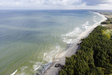 Russland, Oblast Kaliningrad, Zelenogradsk, Luftaufnahme der bewaldeten Ostseeküste - EYAF00757