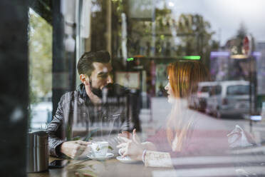 Couple talking in a coffee shop - LJF01150