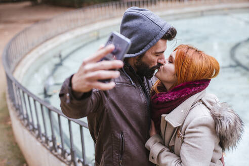 Küssendes Paar macht Selfie mit Smartphone - LJF01157