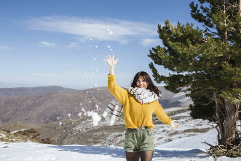 Junge Frau wirft Schneeball, Sierra Nevada, Spanien - LJF01165