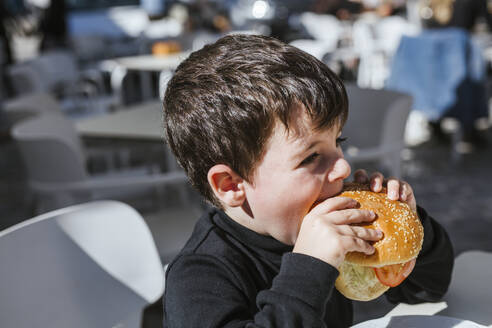 Kleiner Junge beim Essen eines Hamburgers - LJF01170