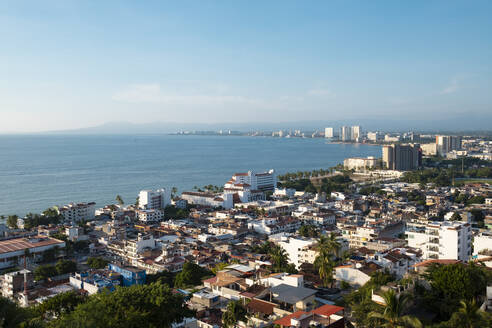 Hochformatige Ansicht von Puerto Vallarta, Bahia de Banderas, Jalisco, Mexiko - ABAF02250