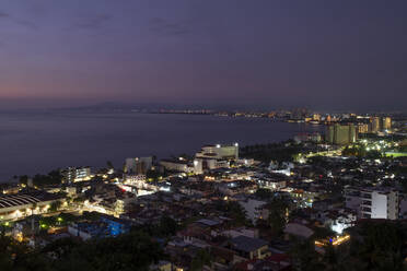 Blick von oben auf Puerto Vallarta bei Nacht, Bahia de Banderas, Jalisco, Mexiko - ABAF02251