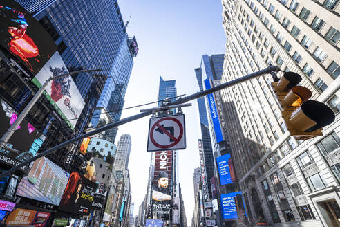 USA, New York, Ampel und Abbiegeverbotsschild am Times Square - DAMF00236