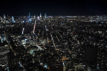 USA, New York, Luftaufnahme der Stadt New York bei Nacht - DAMF00238