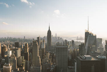 USA, New York, Luftaufnahme von New Yorker Wolkenkratzern mit Empire State Building - DAMF00239