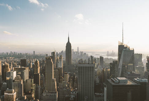 USA, New York, Luftaufnahme von New Yorker Wolkenkratzern mit Empire State Building - DAMF00239