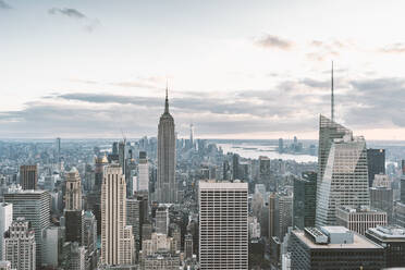 Luftaufnahme von New Yorker Wolkenkratzern mit Empire State Building, New York, USA - DAMF00240