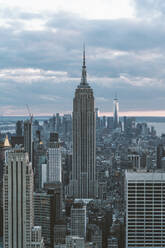 USA, New York, Luftaufnahme von New Yorker Wolkenkratzern mit Empire State Building - DAMF00241