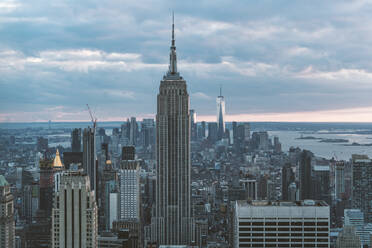 USA, New York, Luftaufnahme von New Yorker Wolkenkratzern mit Empire State Building - DAMF00242