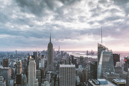 USA, New York, Luftaufnahme von New Yorker Wolkenkratzern mit Empire State Building - DAMF00243