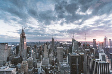 USA, New York, Luftaufnahme von New Yorker Wolkenkratzern mit Empire State Building - DAMF00244