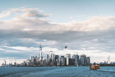 USA, New York, Skyline von Manhattan mit One World Trade Center - DAMF00247