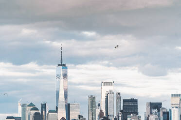 USA, New York, Skyline von Manhattan mit One World Trade Center - DAMF00248