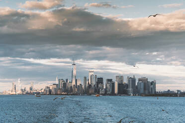 USA, New York, Skyline von Manhattan mit One World Trade Center - DAMF00249