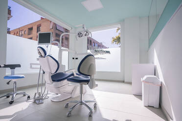Interieur einer modernen Zahnklinik, Spanien - DLTSF00341