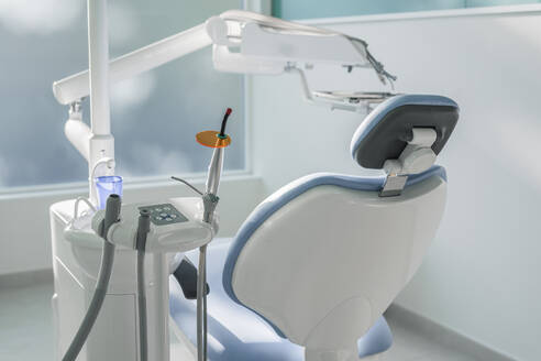 Interieur einer modernen Zahnklinik, Spanien - DLTSF00350