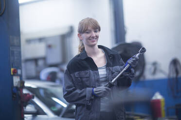 Automechanikerin bei der Arbeit in einer Reparaturwerkstatt - SGF02525