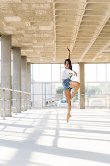 Ballerina tanzt in der Turnhalle - MPPF00393
