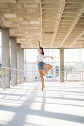 Ballerina tanzt in der Turnhalle - MPPF00394