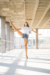 Ballerina tanzt in der Turnhalle - MPPF00395
