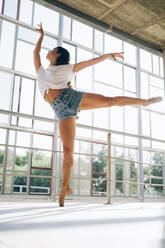 Ballerina tanzt in der Turnhalle - MPPF00400