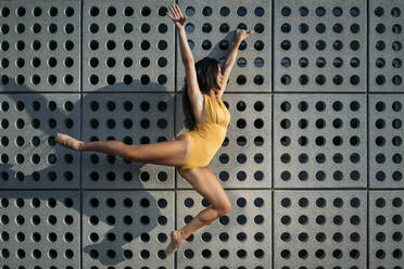 Ballerina dancing in front of a wall - MPPF00408