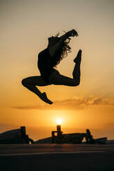 Silhouette einer tanzenden Ballerina bei Sonnenuntergang - MPPF00413