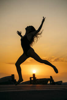 Silhouette einer tanzenden Ballerina bei Sonnenuntergang - MPPF00414