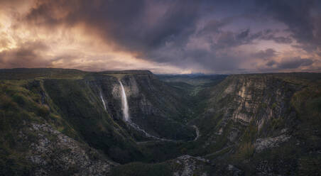 Spanien, Alava, Salto del Nervion Wasserfall bei Sonnenuntergang - DVGF00075