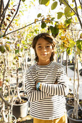 Porträt eines Jungen in einer Gärtnerei - VABF02480
