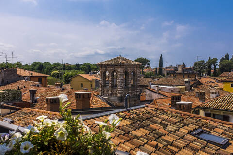Italien, Venetien, Dächer von Peschiera del Garda, lizenzfreies Stockfoto