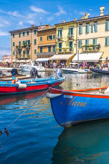 Italien, Venetien, Lazise, Boote im Hafen vertäut - MHF00526