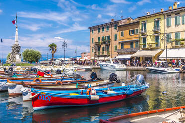 Italien, Venetien, Lazise, Boote im Hafen vertäut - MHF00527