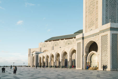 Menschen in der Moschee Hassan II gegen den Himmel - CAVF70771